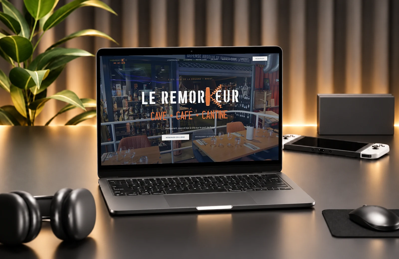 Page d’accueil du site du RemorKeur, sur un ordinateur posé sur un bureau